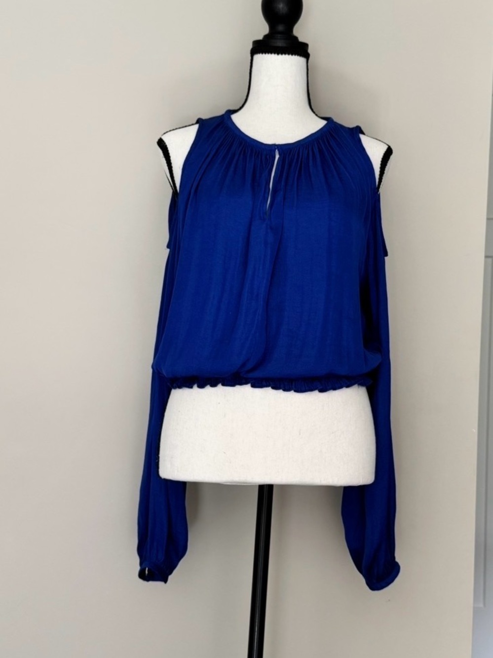 Jennifer Lopez Blue cold shoulder top sz. M